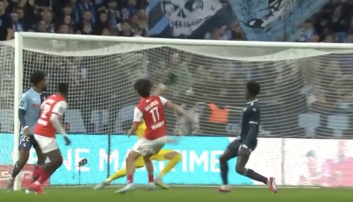 【写真・画像】どうなってんだよ！ 伊東純也、“急加速”爆速カットイン「止めれねえ…」 相手DF3人をブチ抜く… 豪快すぎる“ゴラッソ未遂”が「エグすぎ」　1枚目