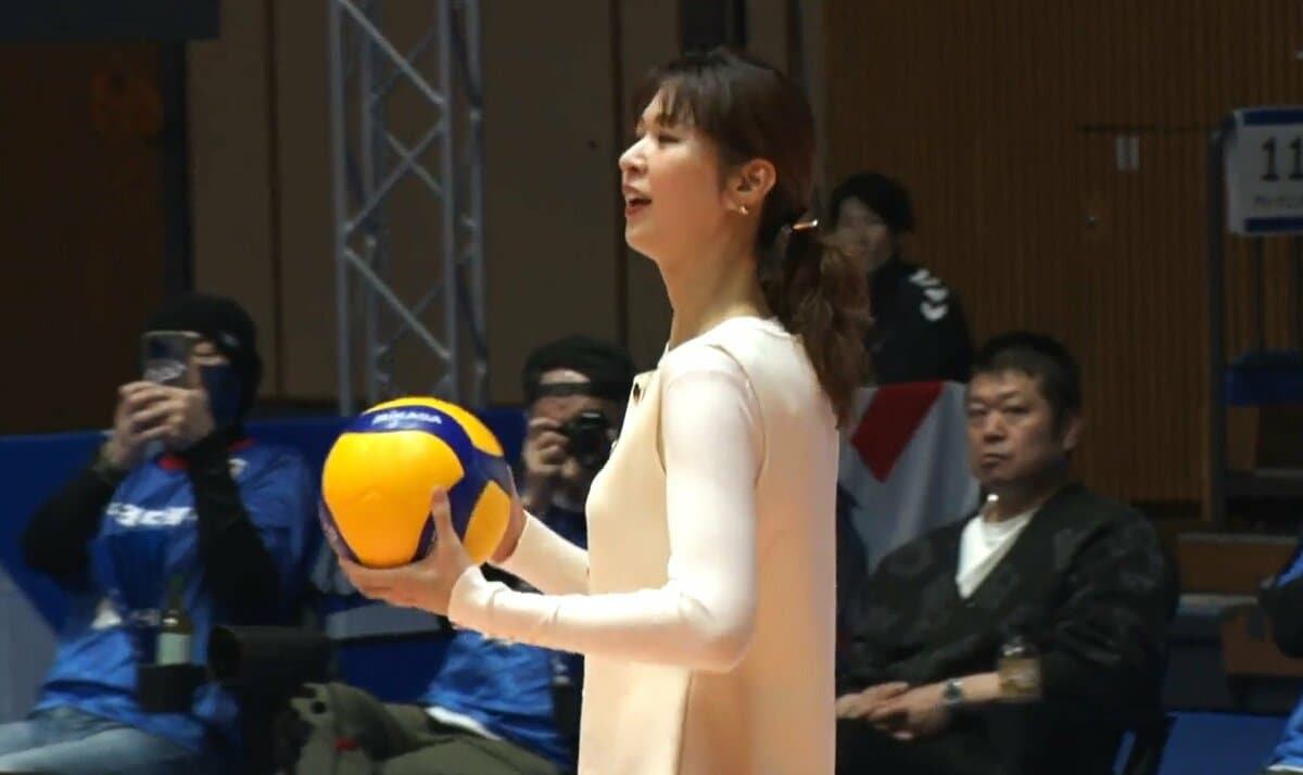木村沙織、美脚な私服で…“ガチすぎる”始球式 まさかの展開に会場