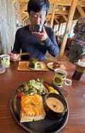 小原正子、夫・マック鈴木と沖縄のカフェで朝食「去年も何度か来ました」