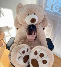 橋本環奈、クマのぬいぐるみに挟まれ休憩...オフショットが「可愛いさ1億点」「天使」「世界1」と反響