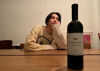 「顔が真っ赤で可愛い」片寄涼太、“おすすめワイン”とのオフショットを公開