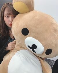 山田菜々、リラックマを締め上げるお茶目ショットに反響　「しばかれたい」「リラックマになりたい」