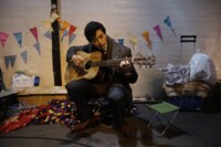 『ドメキス』新田真剣佑、菅田将暉のギターを弾くレアショットを披露　ファンから興奮気味の声相次ぐ