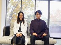 『最愛』吉高由里子＆及川光博の“真顔”ショット公開「お二人の距離感が…」「あんまり梨央をいじめないで」とファンの注目高まる！