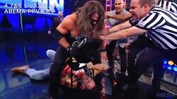 米人気レスラーが突如凶器で滅多打ち＆残酷首絞め攻撃受け衝撃ノックアウト 背後から卑劣攻撃→審判＆警備が大挙して制止、場内騒然