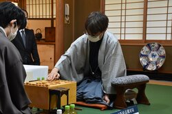 挑戦者・羽生善治九段が1勝目挙げる 藤井聡太王将との“世紀のタイトル戦”は1-1のタイに／将棋・王将戦七番勝負第2局