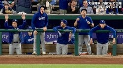 大谷翔平 “フェン直”特大ツーベースにドジャースベンチ熱狂　「カモン！」4人並んでDBZポーズ、HR未遂に同僚も身を乗り出して大興奮