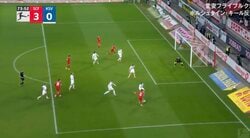 スタジアム騒然！ 堂安律、超絶ドリブル→相手DFに“異変”「エグすぎる」 巧みなステップから“神パス”でゴール演出の瞬間「仕掛けもクロスも完璧」