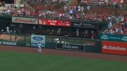 危ない！ 大谷翔平の弾丸アーチが飛び込んだブルペンの“油断しすぎ”リアクションが話題に まさかの行動であわや直撃危機の一部始終