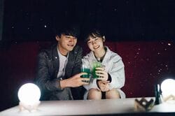 付き合う？付き合わない？川口葵＆井上想良がBARデートへ、綱啓永&吉田伶香、ちょこ&みちゅと3カップルのデートに密着『恋オオカミ』