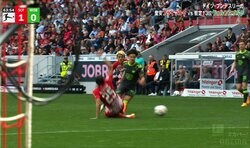 堂安律の目の前で…「選手生命が終わりかけた」殺人タックルが“スネ直撃”でゾッとした恐怖の瞬間「レッドカードでも文句言えない」「酷え」「めっちゃ痛そう」視聴者も心配