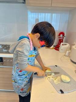 小倉優子、三男がサングラスを着用しカレー作りに挑戦「目が辛かったみたい」