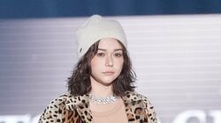 村重杏奈「衣装の迫力がスゴい」“超絶グラマラス”ボディに熱視線「雰囲気変わった？」異彩を放つ衣装に声も