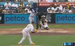 一体、何が起きた…？ フリーマンの打球に“投手がイライラ”「そらキレる」「八つ当たりやん」 “痛恨の捕球ミス”→マウンドを蹴り上げる