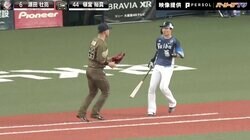 接触回避？時間稼ぎ？ 西武・源田の“バック走”に場内騒然 里崎氏「“ドントタッチミー”って」