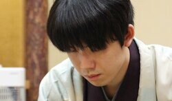 藤井聡太王将、新年最初の防衛戦でシリーズ先勝 挑戦者・菅井竜也八段を破りタイトル戦連勝記録更新へ前進／将棋・王将戦七番勝負第1局