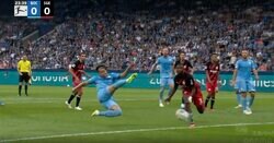 スタジアム騒然！日本代表・浅野拓磨が怪物・ハーランド級“超絶ジャンピングボレー” ジャガーが見せた「野生的超反応」の瞬間