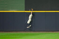 球場騒然！ドジャース、まさかの珍プレー「センターゴロ併殺」