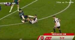 「もう見てられんわ」冨安健洋、強烈な超至近距離シュートを被弾した衝撃の瞬間　ピッチに倒れ込む姿にファンは悲痛の声「また怪我か？」「接触やばい」