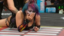 「酷いことする」「歯が…」“最恐”女子レスラー、戦慄の顔面攻撃 リングサイドの“悪女”も絶句