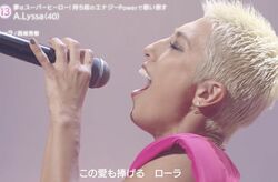 歌い出しから衝撃を受ける低音ボイス！一瞬で会場を虜にした40歳の金髪女性、西城秀樹の名曲を情熱的に歌い上げ審査員の度肝を抜く