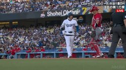 大谷翔平、仲良しの元同僚捕手にちょっと“いたずら”打席直前にバットでツンのほっこりシーン