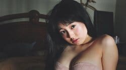 “圧倒的透明感”白濱美兎が今まで着たことない形の衣装に 『週プレ』グラビア登場