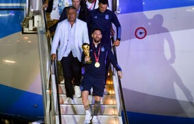 3kmの移動に1時間…W杯王者アルゼンチンが帰国、衝撃的な数のファンが祝福に駆けつける