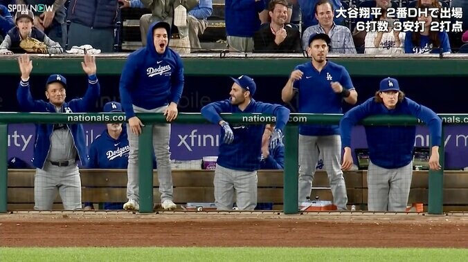 【写真・画像】大谷翔平 “フェン直”特大ツーベースにドジャースベンチ熱狂　「カモン！」4人並んでDBZポーズ＆身を乗り出して拍手、HR未遂に同僚も大興奮　1枚目