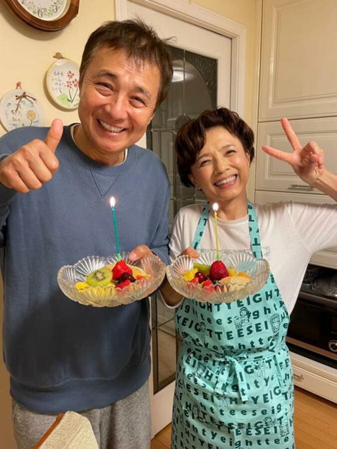  渡辺徹、妻・榊原郁恵が誕生日を1番喜ぶ姿を公開「良い笑顔」「素敵なご夫婦」の声  1枚目