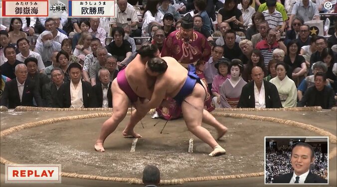 行司の背後にただならぬ存在感を放つ人物