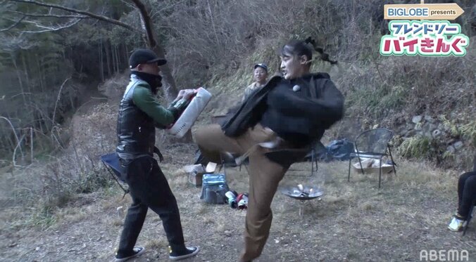 バイきんぐ小峠、収録中に居眠り 格闘家RENAからお仕置きを受ける 3枚目