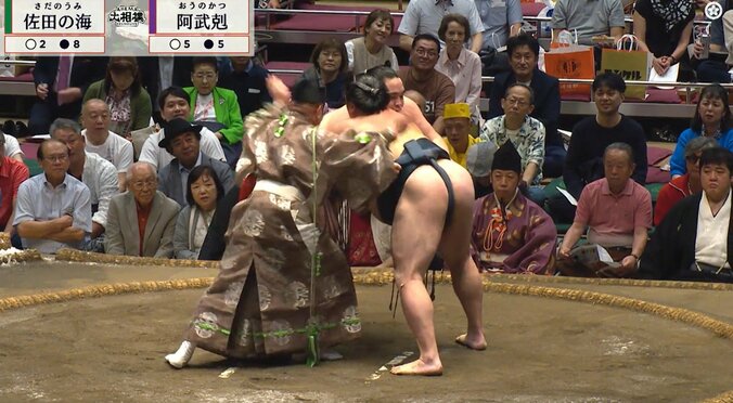 「これこそ珍事」大相撲、行司“ひやり”の緊急事態! 再開の8秒後に2度目の“まわし待った”で館内笑い「2度目は初めて見た」「取組に集中できない」 3枚目