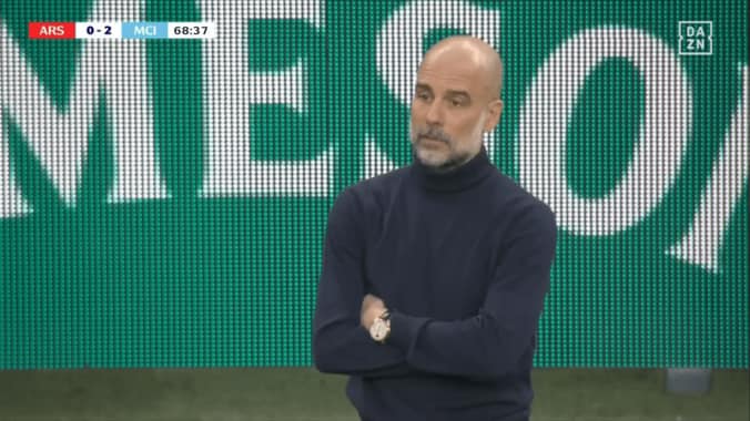 挑発かエンタメか？シティ10番の“魅せるリフティング”に賛否両論！「無礼だ」「遊びは大事」アーセナルDFは怒りの体当たり→名将は呆れ顔 3枚目