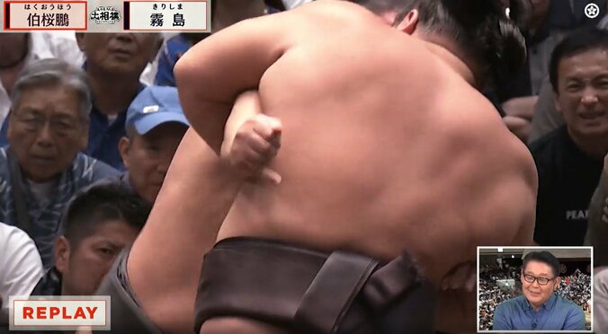 霧島に腕を極められ伯桜鵬の小指が