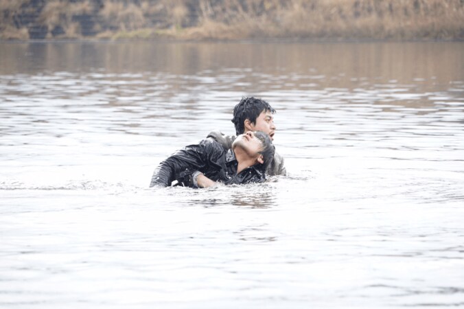 小栗旬、新幹線から極寒の川にダイブ　体当たりアクションに「すごいシーンになりました」 2枚目