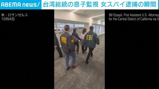 連行される女