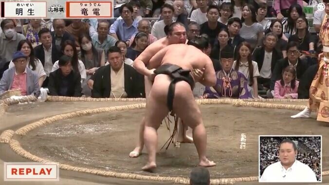 【写真・画像】「えっ？」「相撲観戦してる！」大相撲中継に“金髪”格闘家コンビが…スマホを操作するラフな姿にファン驚き「Tシャツ姿だけどイカつい」　1枚目