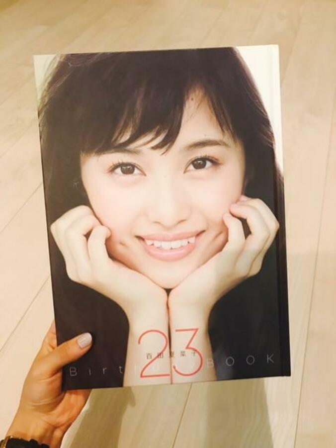 芳根京子、ももクロ百田と“表紙顔交換”公開にファン反響 2枚目