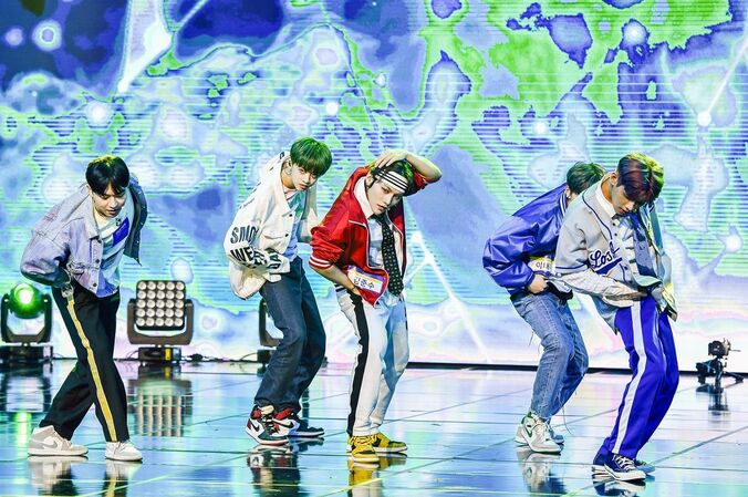 「当然1位」BTS『DNA』の完璧パフォーマンスに会場衝撃！ダンスが上手すぎるアイドル5人組に「コラボしたい」とプロも惚れ惚れ『青春スター』 3枚目