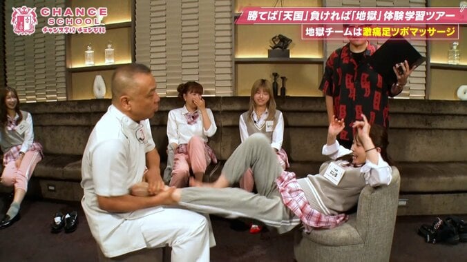 「痛ーッ！」“顔面エース”キャバ嬢、身体よじらせ大絶叫！足ツボに「もう頭が悪いでいいです笑」 3枚目