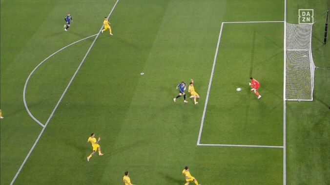 「奇跡的な活躍」鈴木彩艶の“仁王立ち神セーブ”を現地メディアが絶賛！「リスクを冒さず常に反応」「注意深い」セリエA最終節でパルマ残留に大貢献 4枚目