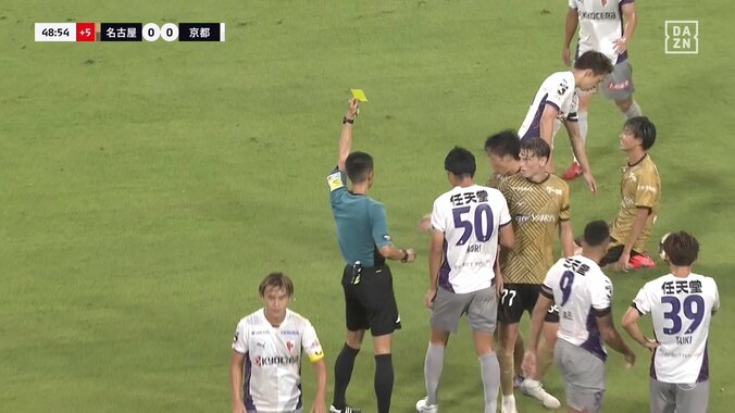 「理不尽すぎるだろ」選手も納得いかず...“リスタート妨害”でのイエローカードをめぐりファン物議「足上げてるし仕方ない」「ぶつけられたのと一緒よ」 4枚目