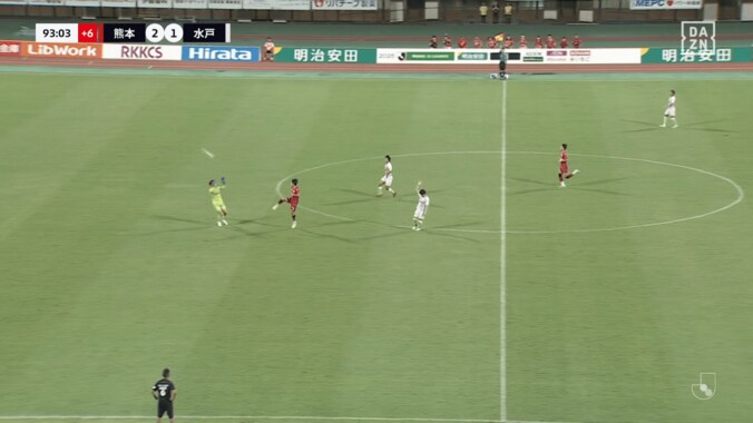 J2の“遅延行為レッドカード”が物議！「余計なプレー」「あの速度でキャンセルは無理」熊本FWの“46秒退場”でSNS論争 2枚目