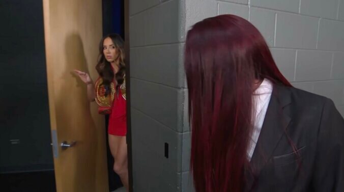 隠れていたチェルシー（写真左）は恐る恐るドアを開ける