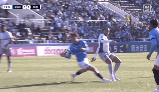 何だこの回転…京都FWが「天才すぎる」「マジですげえ」“驚愕ワンタッチパス”のアシストが話題「咄嗟に狙ったの？」 3枚目
