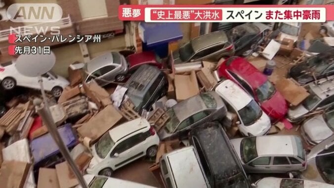 路地を埋め尽くす車