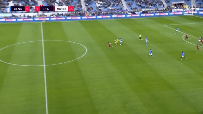 「GKのハンドやろ！」伊東純也が“退場覚悟の妨害”に驚愕「なんちゅー止め方」絶品トラップ→まさかのファウルに遭った一部始終 4枚目