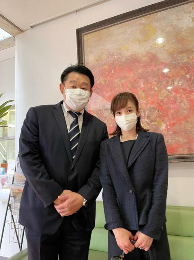  花田虎上、娘の卒業式での夫婦ショットを公開「妻は号泣でした」  1枚目