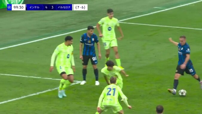 魂の一撃でバルサを撃破「英雄だ」「サッカーの神様がいる」GK硬直のワンフェイク＆ピンポイントコントロールショットにスタジアム大熱狂【CL準決勝】 3枚目